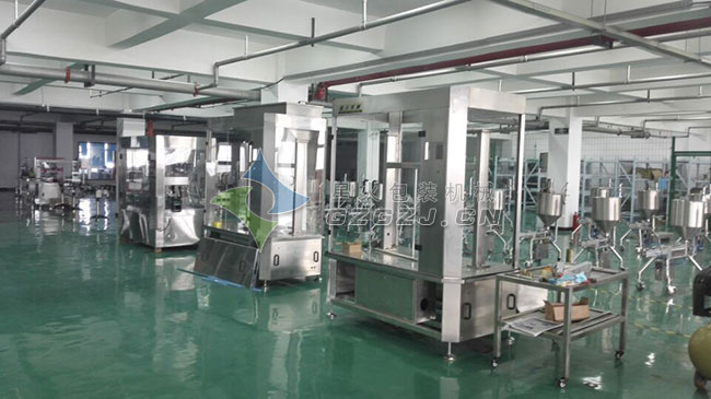 瓶裝調(diào)味醬灌裝機廠房內(nèi)展示